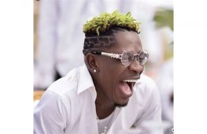 Read more about the article Shatta Wale apologises to road contractor he allegedly assaulted, denies giving him GHC4 million