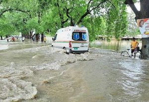 Read more about the article Commuters in Sandema stranded after down pour