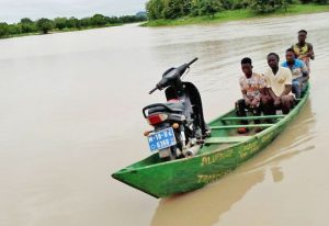 Read more about the article Commuters stranded at Vea Dam as flood water takes over road