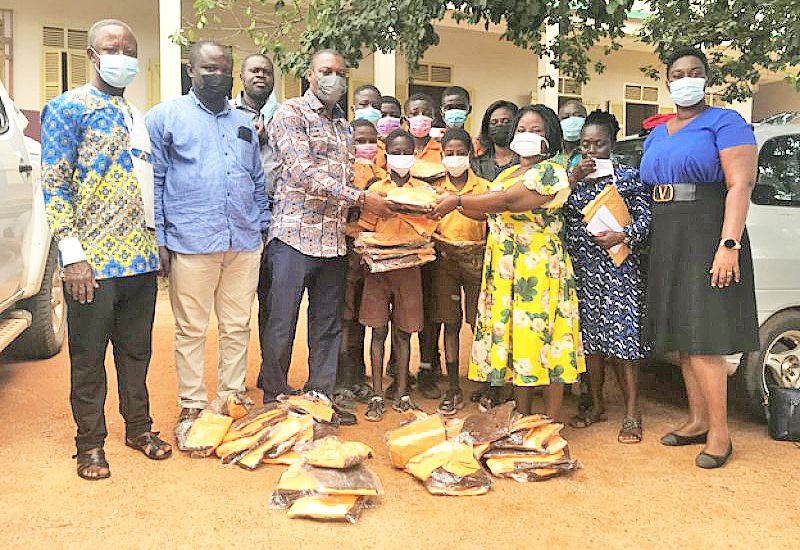 You are currently viewing Dr Kingsley Nyarko supports schools in Kwadaso with uniforms