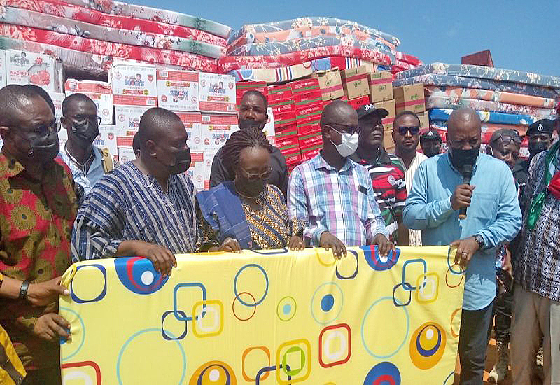 You are currently viewing Mahama donates relief items to tidal waves victims