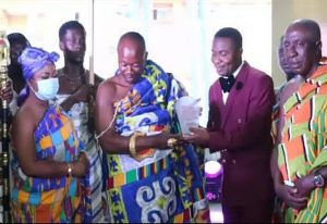 Read more about the article Paramount Chief of Tepa receives Chieftaincy Leadership Award from CenBA Graduate Institute