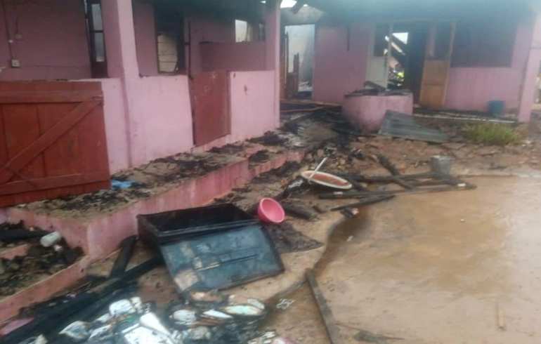 You are currently viewing 6 bedroom house razed down by fire at Agogo Obuasi