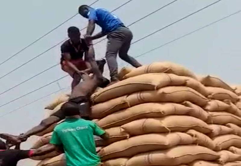 You are currently viewing 41-year old man electrocuted when loading cocoa bags at Hwibaa