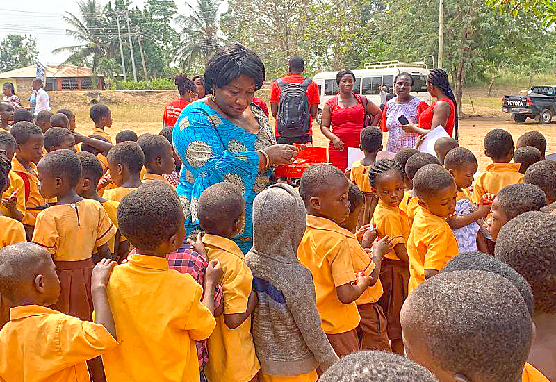 You are currently viewing COCOBOD distributes chocolate bars to Dabaa cluster of schools on Chocolate Day