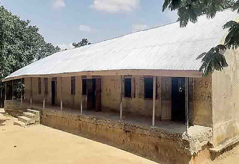 You are currently viewing Traditional priest re-roofs Bosore school building