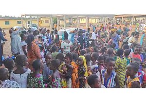 Read more about the article Nana Amoasi VIII Foundation fetes 700 children of Ekumfi-Abor