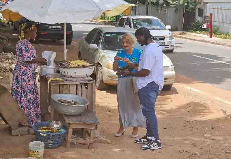 You are currently viewing Black Stars goalkeeper Ati-Zigi spotted buying roasted plantain with Swiss Ambassador to Ghana