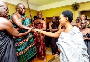 Read more about the article Rapper Lousika meets Otumfuo after her eñstoolment