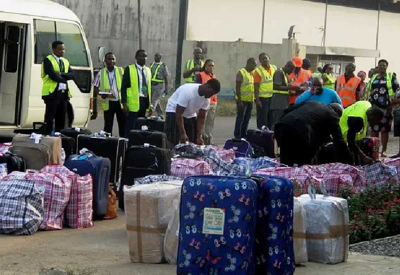 You are currently viewing 90 Ghanaians deported from Dubai arrive in Ghana