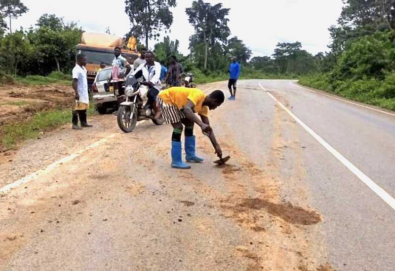 You are currently viewing Angry roads minister forces illegal miners to wash off mud on tarred road