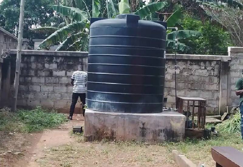 You are currently viewing Kaneshie Court has no public washrooms, patrons urinate behind water reservoir