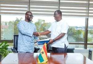 Read more about the article Amoako-Attah hands over Roads Ministry to Asenso Boakye